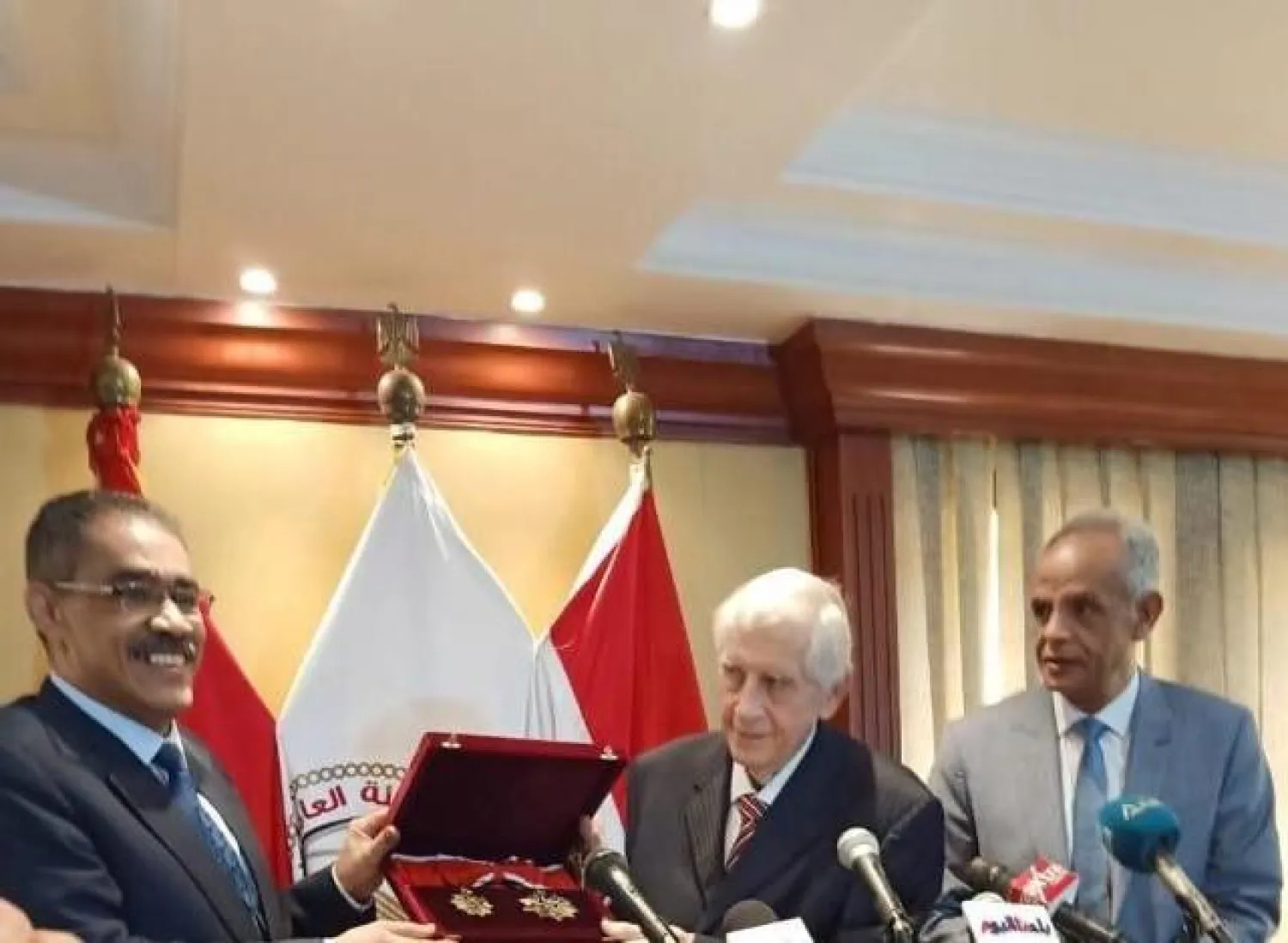 فولكهارد فيندفور... أول صحافي أجنبي يحصل على وسام الاستحقاق المصري