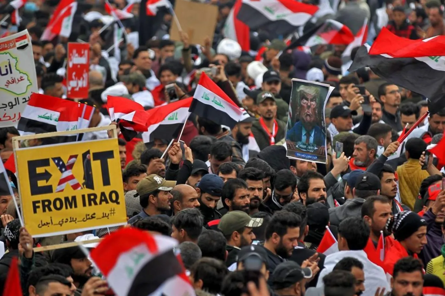 Irak’ın başkenti Bağdat'ta Mukteda es-Sadr taraftarlarının ülkelerindeki Amerikan üslerini protesto ettikleri gösteriden bir kare (AFP)