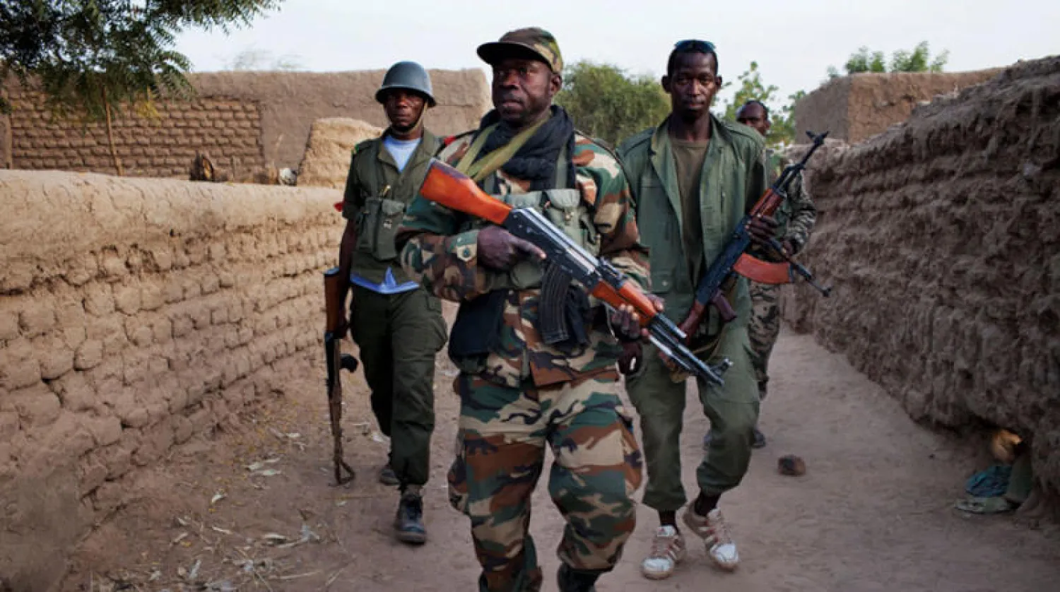 جنود ماليون يقومون بدورية أمنية في قرية كادجي بداية الشهر الجاري (رويترز)