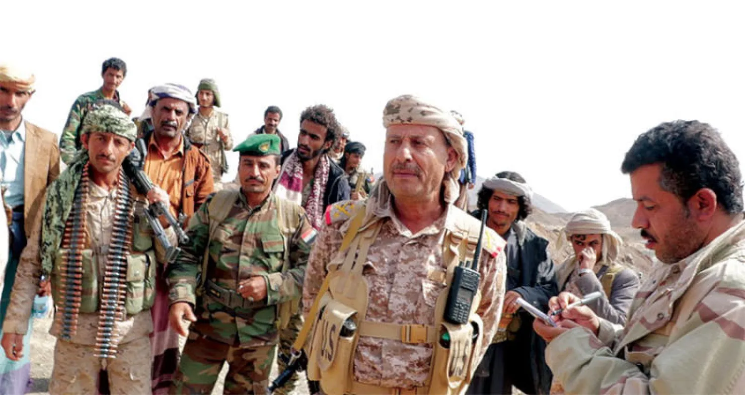 قائد المنطقة العسكرية الثالثة اللواء الركن محمد الحبيشي لدى تفقده أفراد وضباط الجيش الوطني اليمني  في جبهتي هيلان وصرواح غرب مأرب أمس (سبأ)