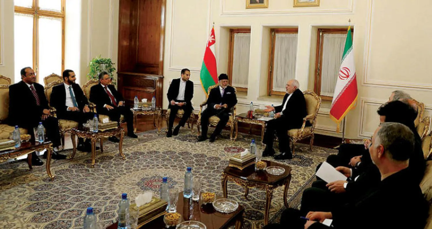 وزير الخارجية العماني يوسف بن علوي يلتقي نظيره الإيراني محمد جواد ظريف في طهران أمس (الخارجية الإيرانية)