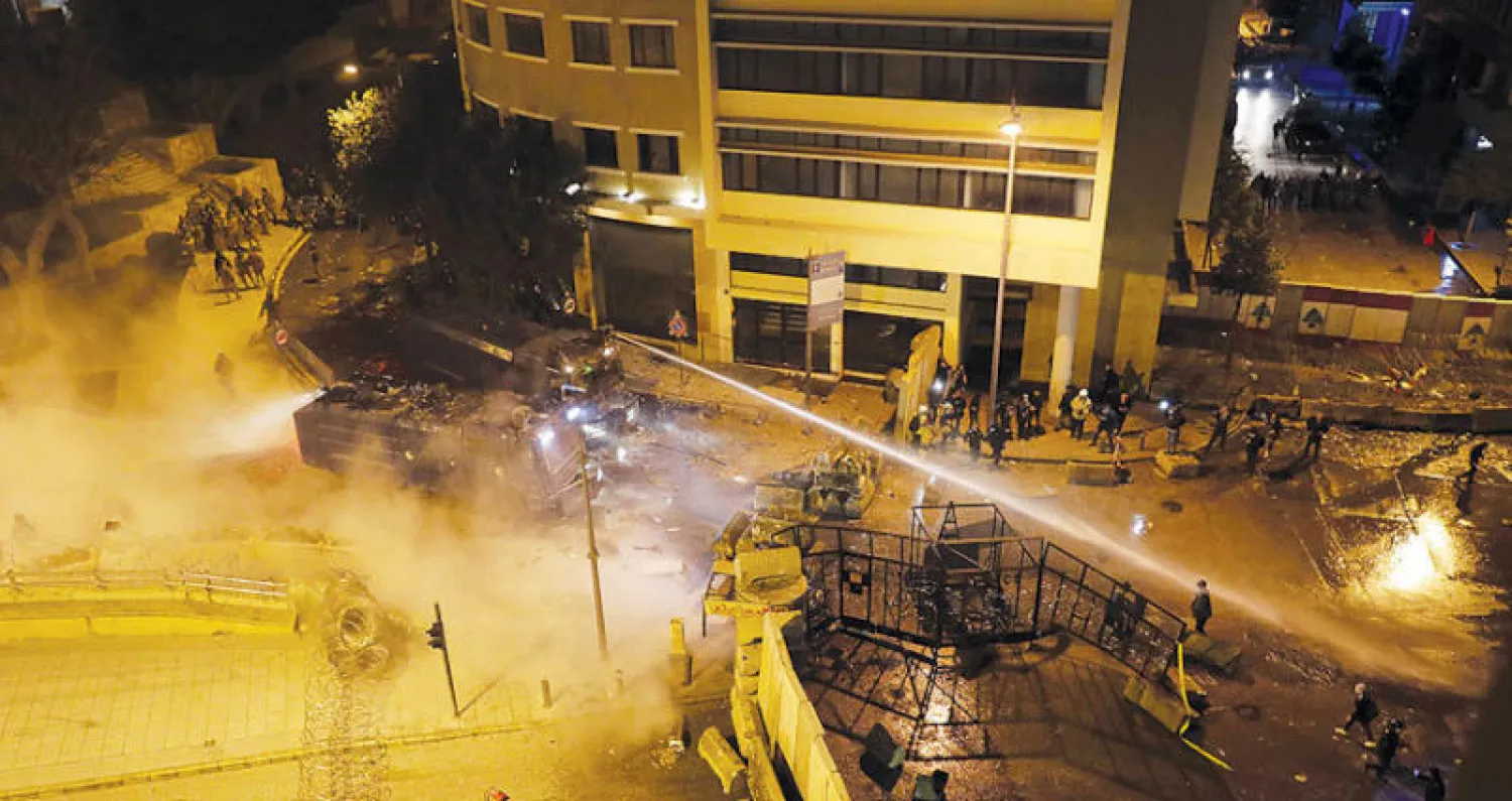 مواجهات بين محتجين وقوات الأمن قرب السراي الحكومي وسط بيروت أول من أمس (أ.ف.ب)