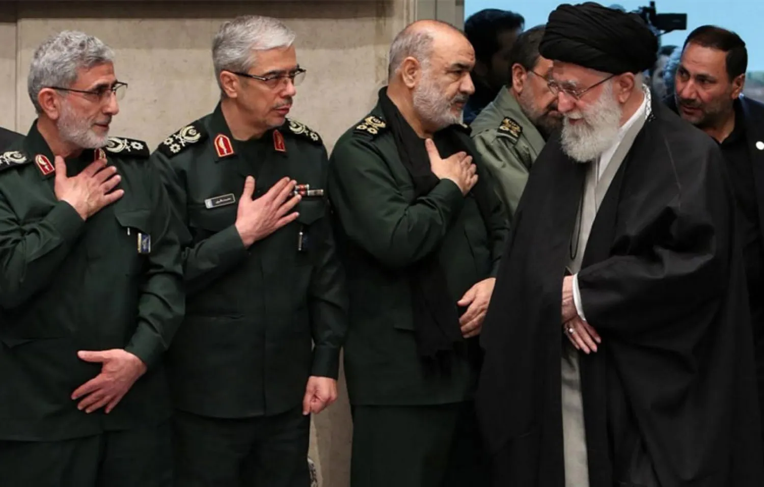  İran dini lideri Ali Hamaney askeri yöneticilerle birlikte (AFP)