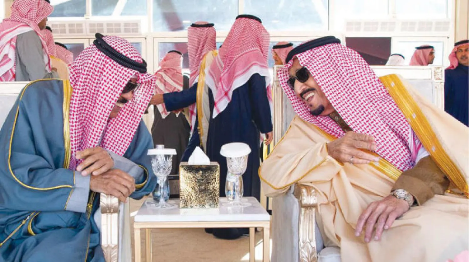 الملك سلمان يتحدث مع ولي عهد الكويت في المقصورة الرئيسية (واس)