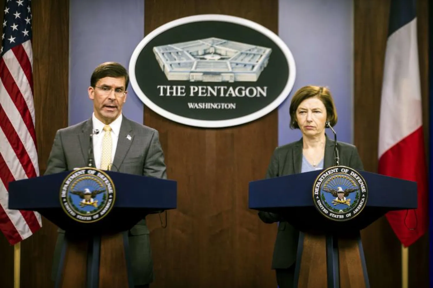 وزير الدفاع الأميركي مارك إسبر ووزيرة الجيوش الفرنسية فلورنس بارلي يتحدثان في واشنطن (أ.ف.ب)