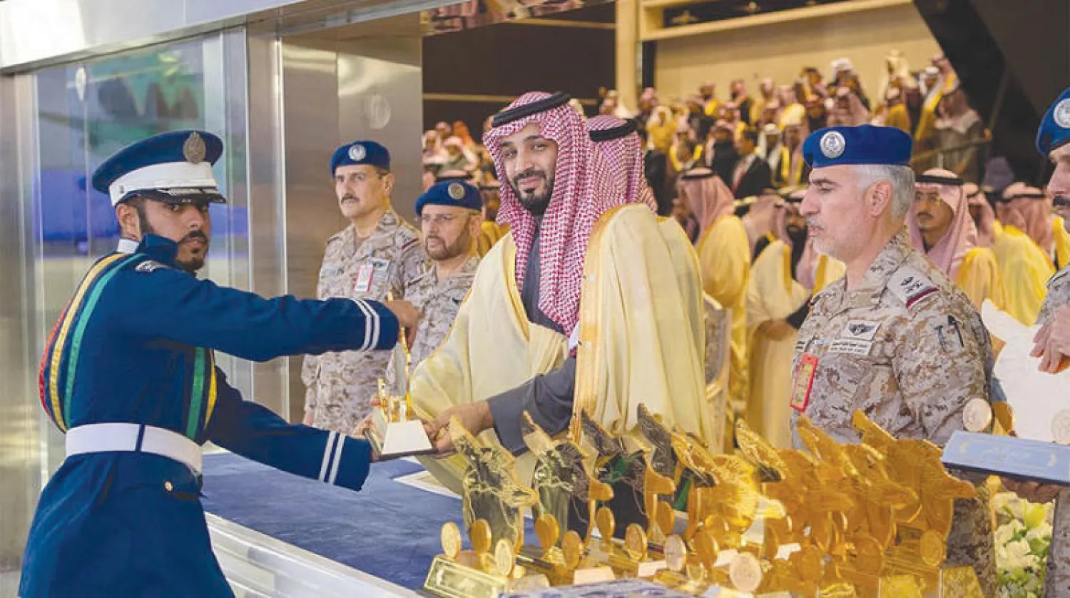 الأمير محمد بن سلمان ولي العهد السعودي يسلم أحد الطلبة المتفوقين جائزته (واس)