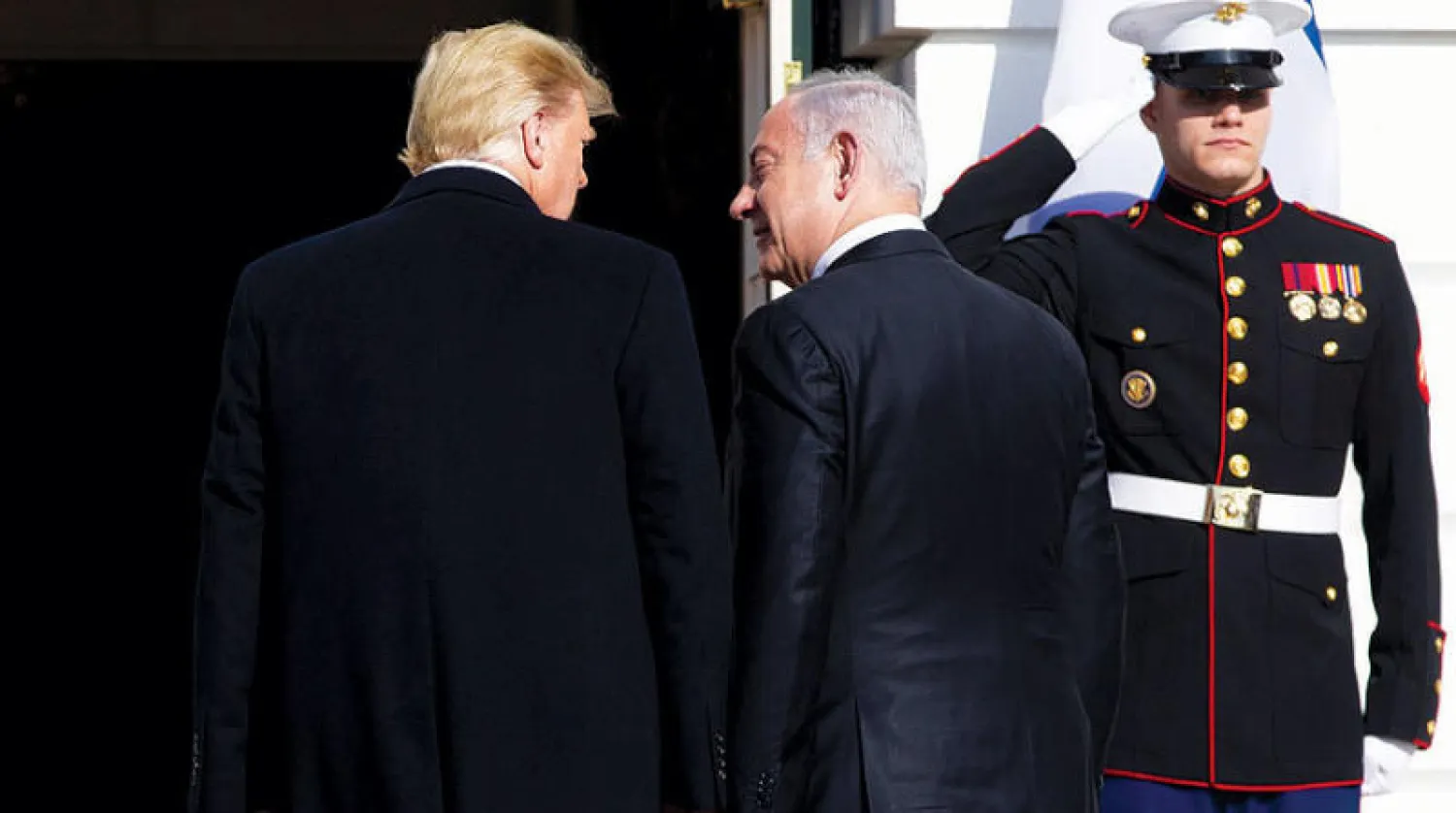 ترمب ونتنياهو يتوجهان إلى داخل البيت الأبيض (إ.ب.أ)