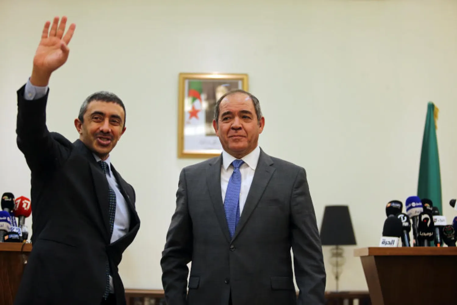 وزير الخارجية الإماراتي الشيخ عبد الله بن زايد آل نهيان مع نظيره الجزائري صبري بوقادوم (رويترز)