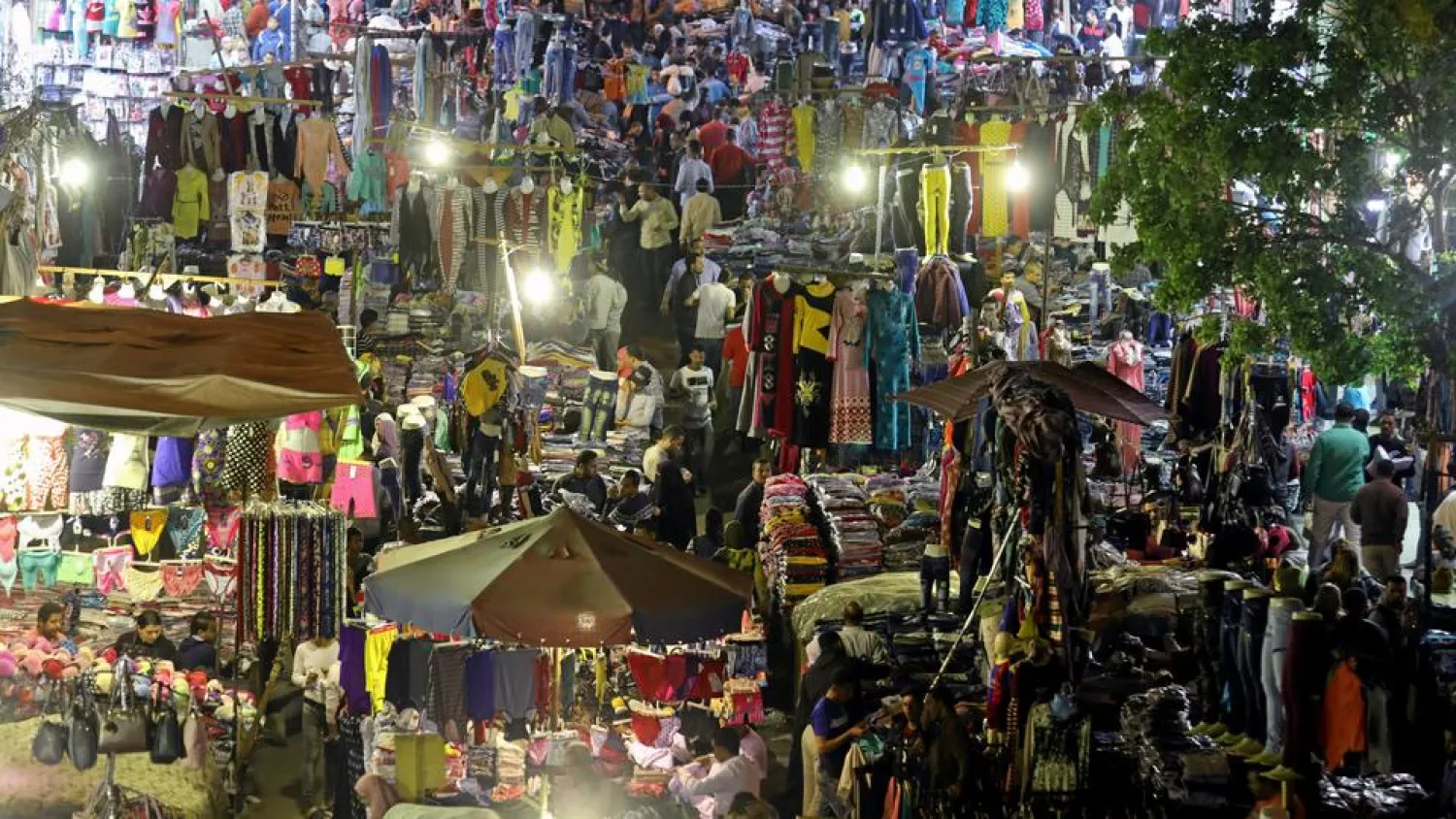 People shop at Al Ataba, a popular market in central Cairo, Egypt. March 13, 2018. (Reuters)