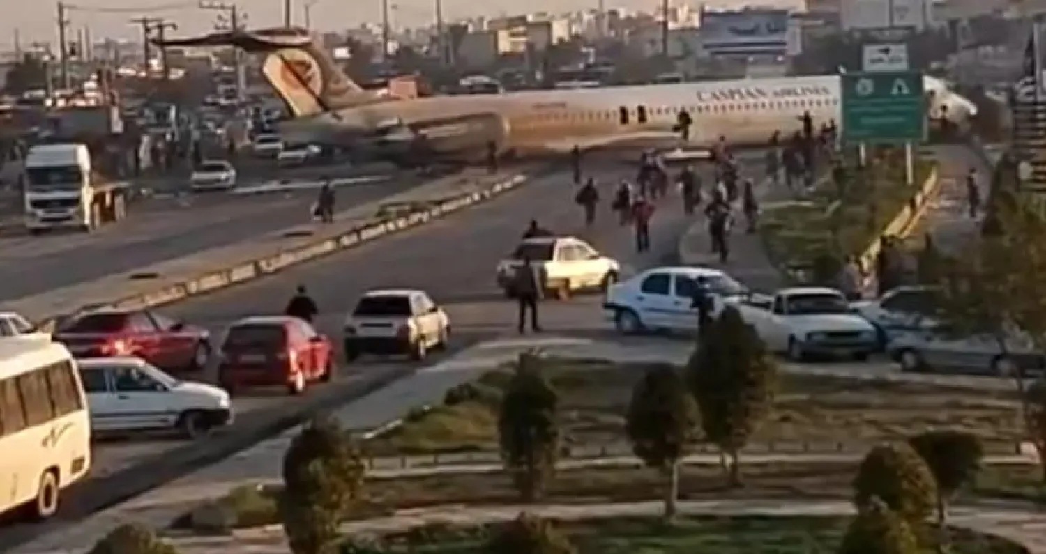 صور مقتبسة من مقاطع الفيديو التي تظهر الطائرة أثناء هبوطها بالشارع
