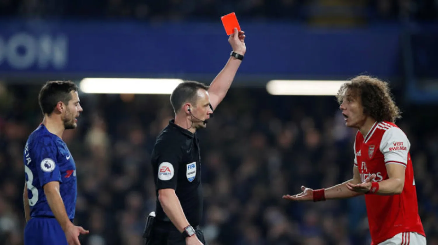 ديفيد لويز مدافع آرسنال يتعرض للطرد في مواجهة فريقه السابق تشيلسي (رويترز)