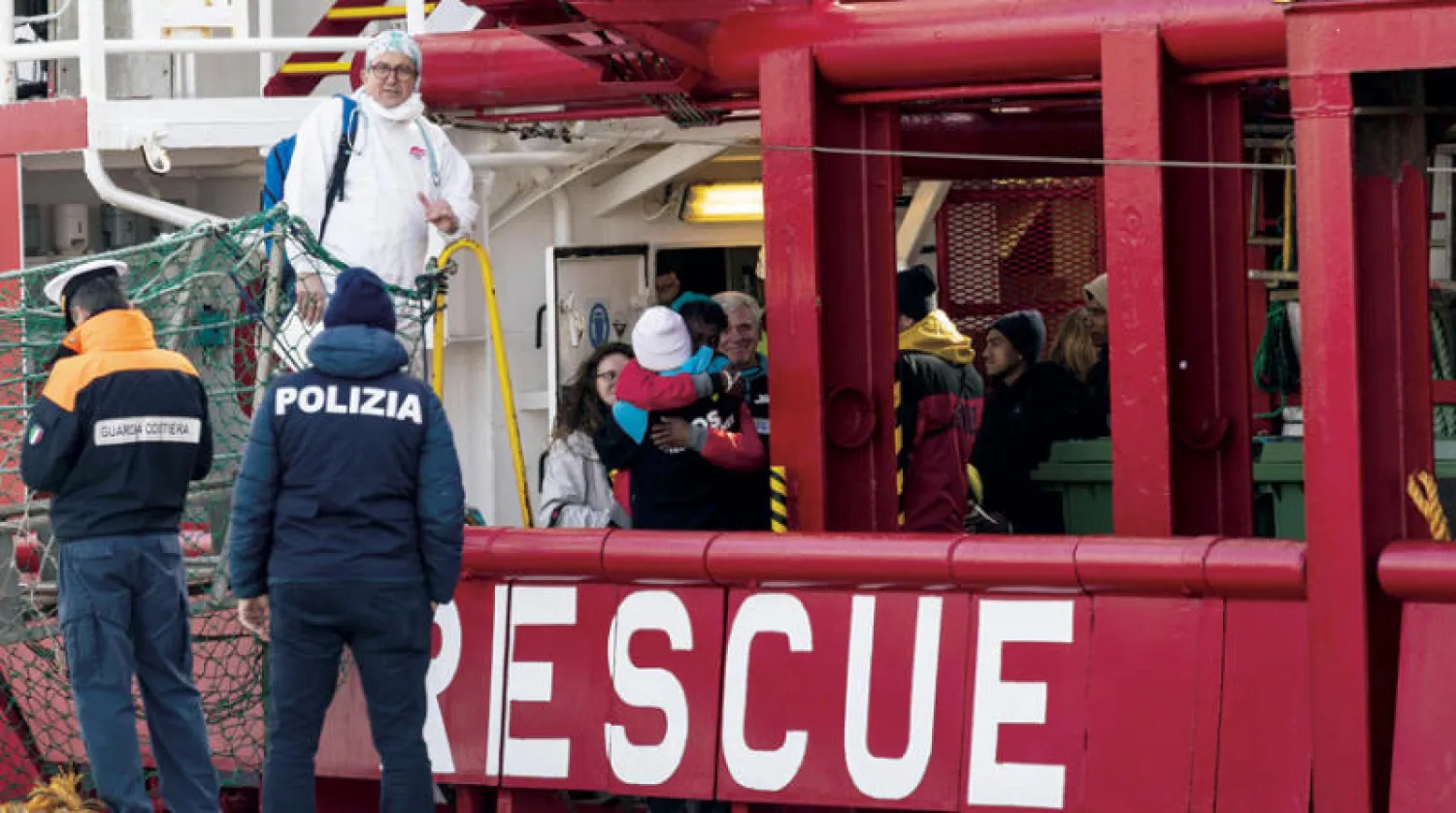 سفينة «أوشن فايكنغ» تنقل 400 مهاجر أنقذتهم في البحر إلى ميناء بجنوب إيطاليا (إ.ب.أ)