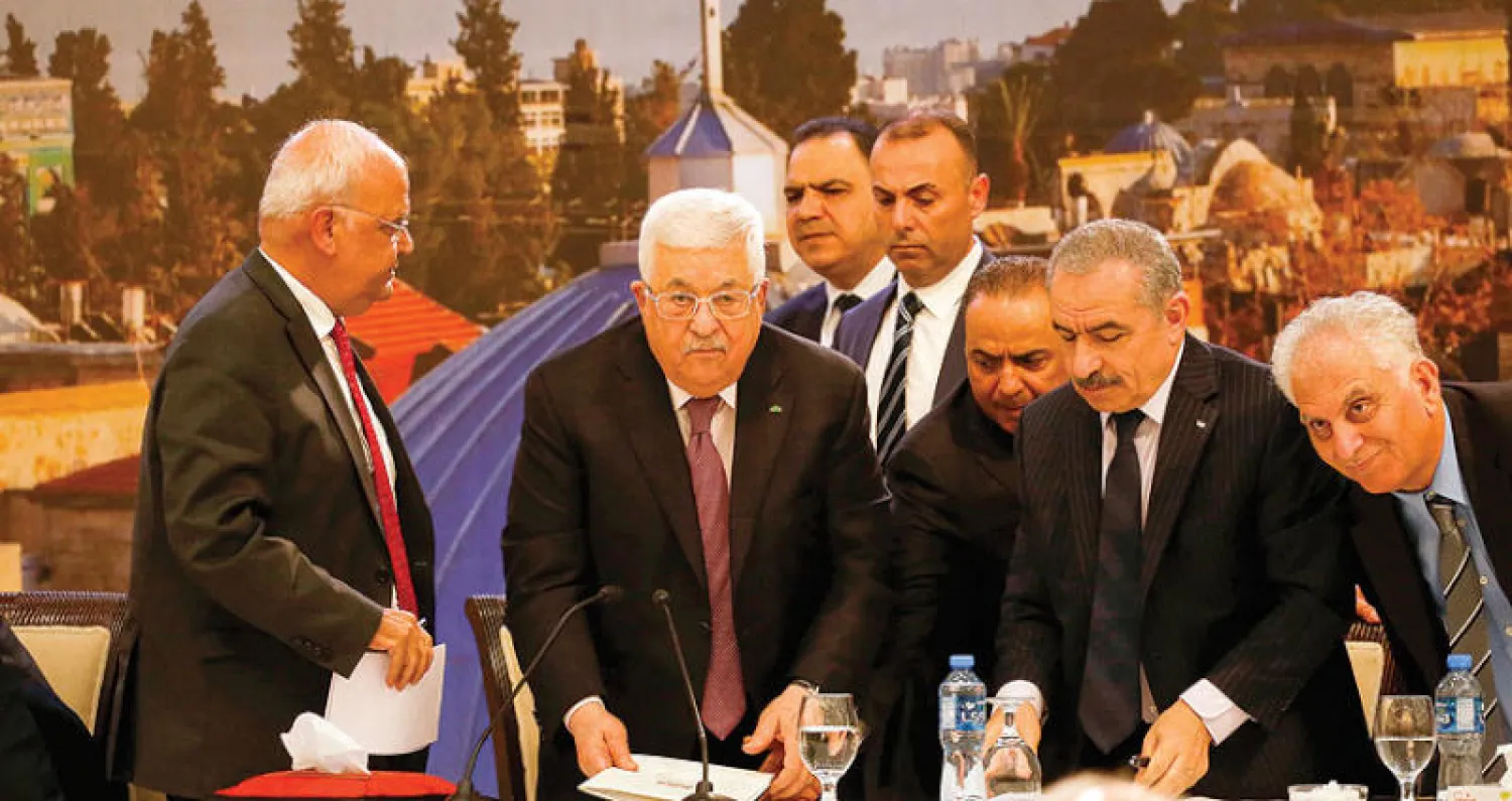 الرئيس محمود عباس مع قادة فلسطينيين ينهي كلمته بعد إعلان ترمب خطته للسلام امس (إ ف ب)