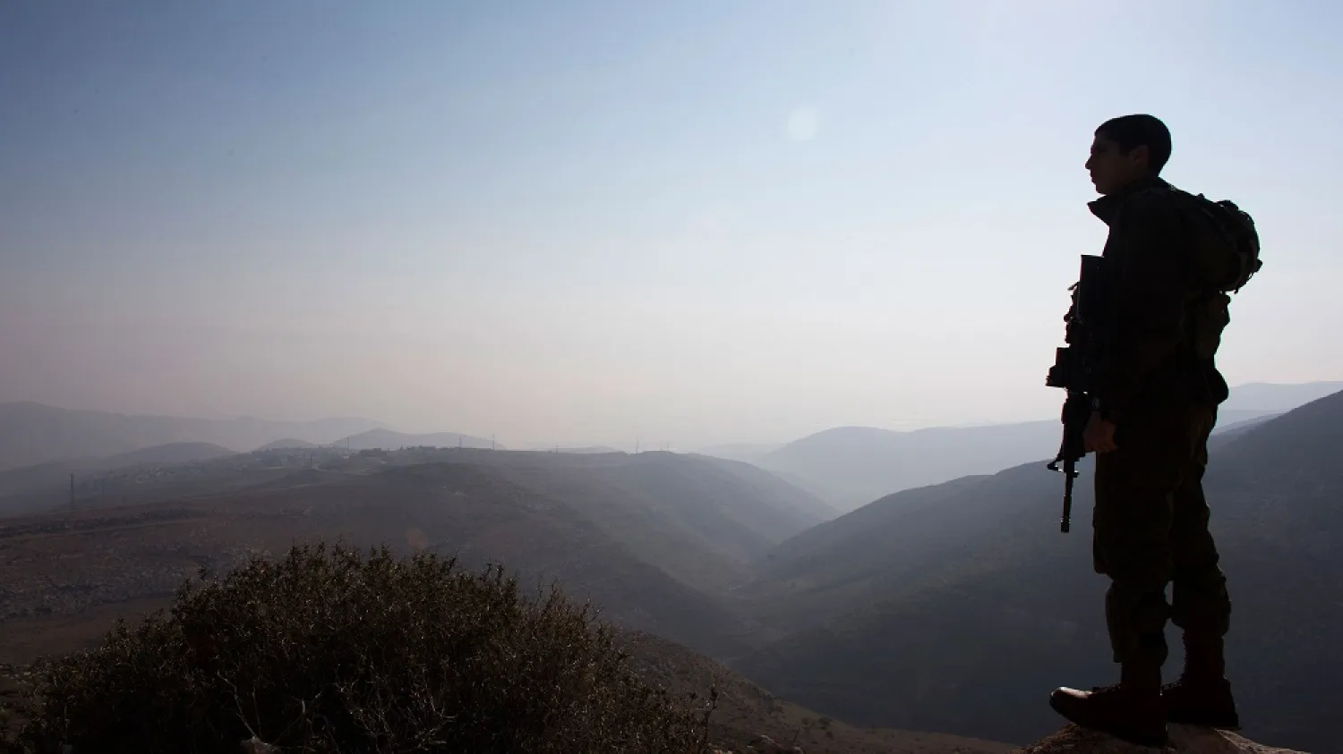 An Israeli soldier stands guard during a tour made by Israeli members of parliament of the Jordan Valley, near the Jewish settlement of Ma’ale Efrayim, Jan. 2, 2014. (Reuters)