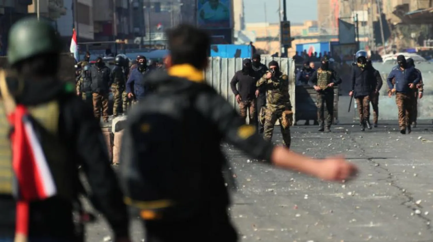 Irak'ta göstericilerle güvenlik güçleri arasındaki çatışmalardan bir kare (AP)
