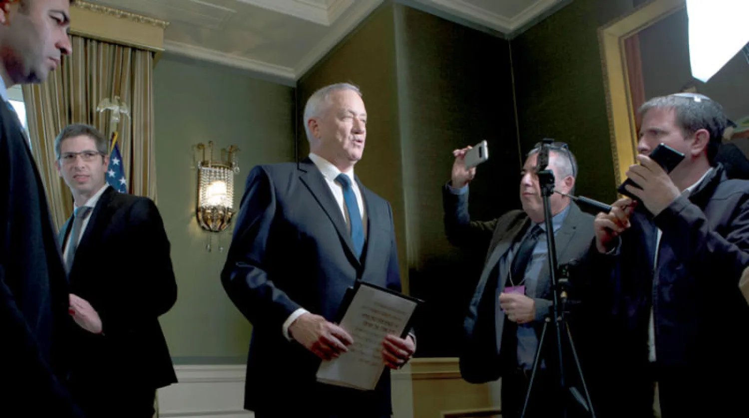 رئيس حزب «كحول لفان» يتحدث في مؤتمر صحفي بواشنطن بعد لقائه الرئيس الأميركي الاثنين الماضي (أ.ب)