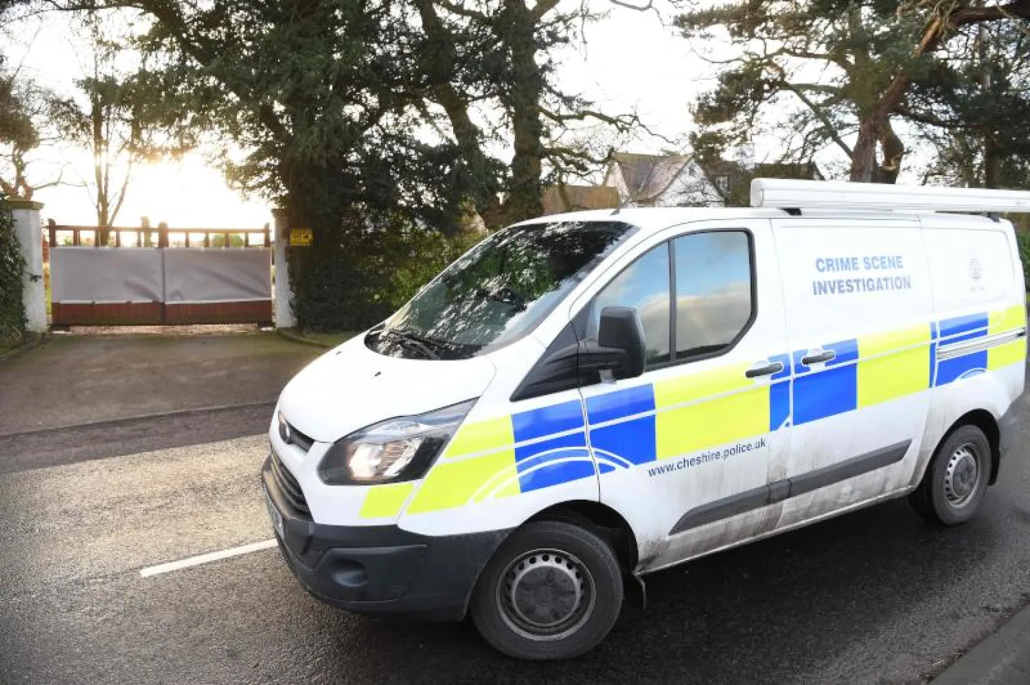 - الشرطة البريطانية من أمام منزل إد وودوارد (أ.ف.ب)
- إد وودوارد الرئيس التنفيذي لمانشستر يونايتد (أ.ف.ب)