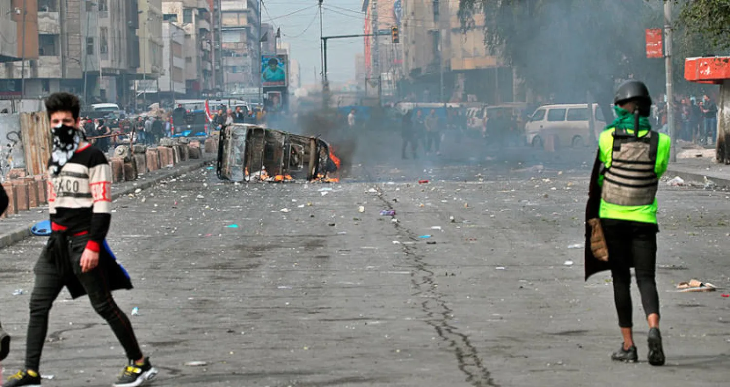 اشتباكات بين المحتجين وقوات أمنية في بغداد أمس (أ.ب)