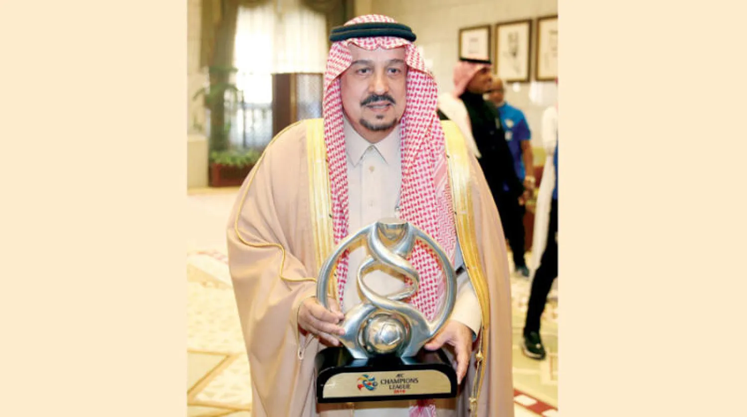 الأمير فيصل بن بندر يحمل الكأس الآسيوية لدى استقباله أعضاء فريق الهلال (الشرق الأوسط)