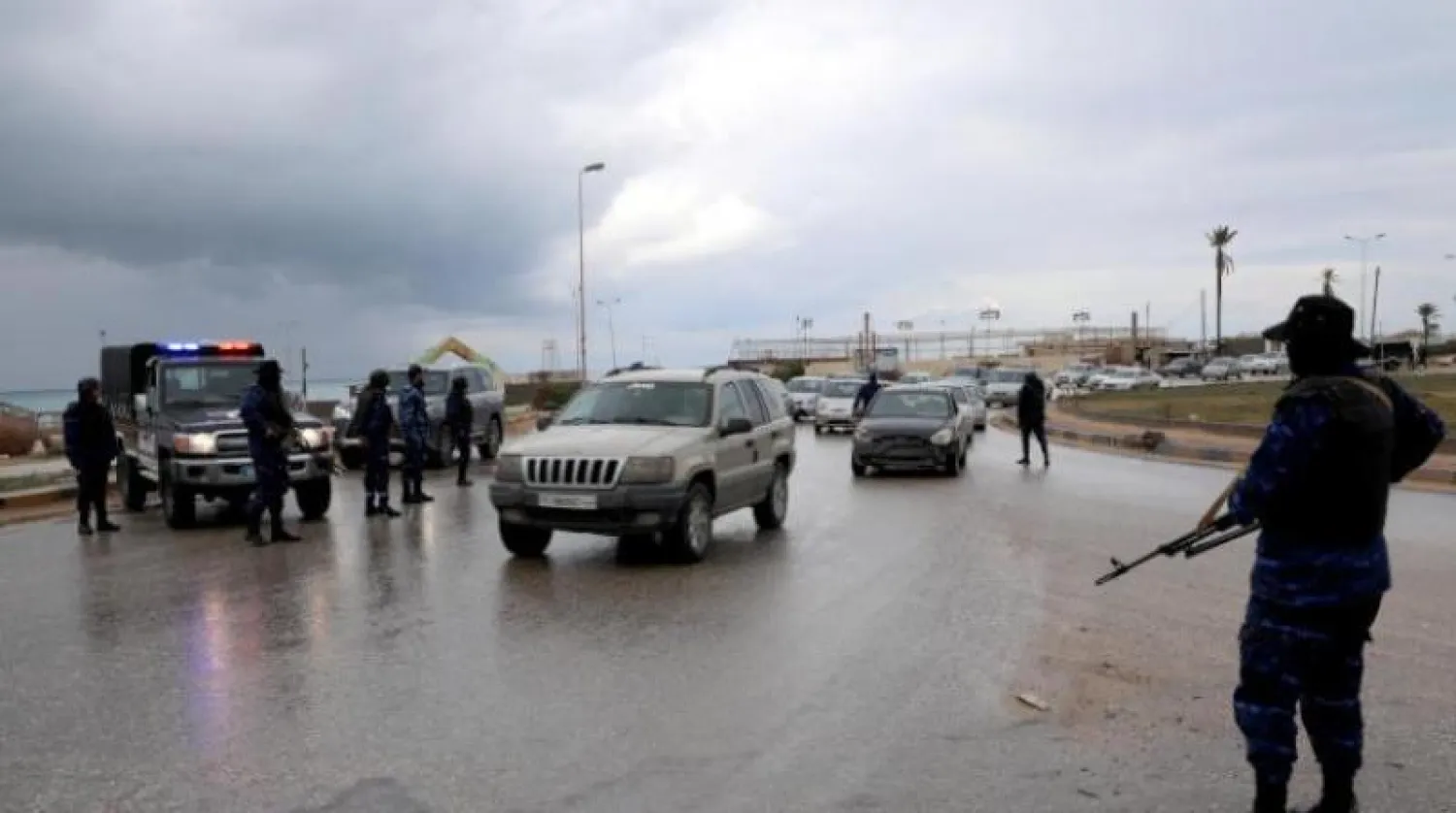 رجال أمن موالون لحكومة «الوفاق» شرق طرابلس (أرشيفية - رويترز)