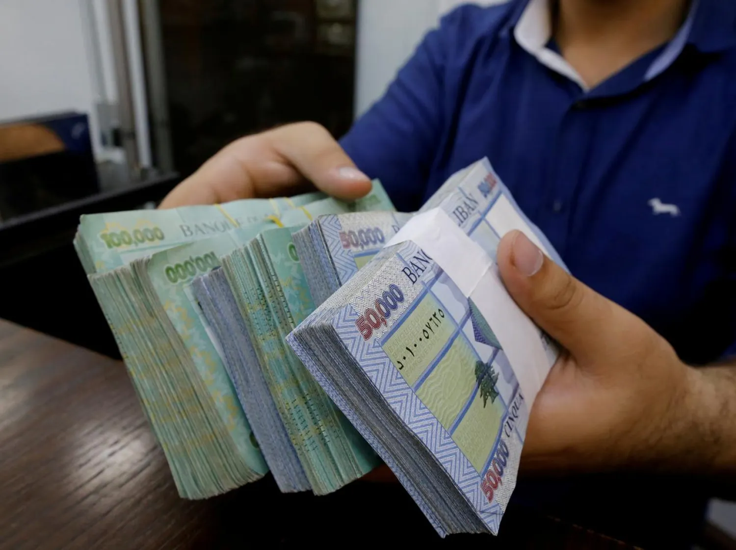 FILE PHOTO: A money exchange vendor displays Lebanese pound banknotes at his shop in Beirut, Lebanon, November 8, 2017. REUTERS/Mohamed Azakir/File Photo