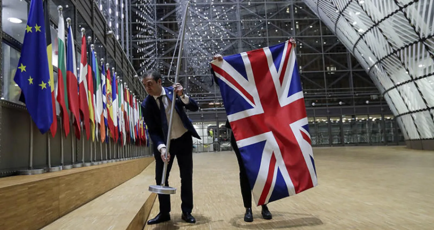 إزالة علم بريطانيا من مقر المجلس الأوروبي في بروكسل أمس (إ.ب.أ)