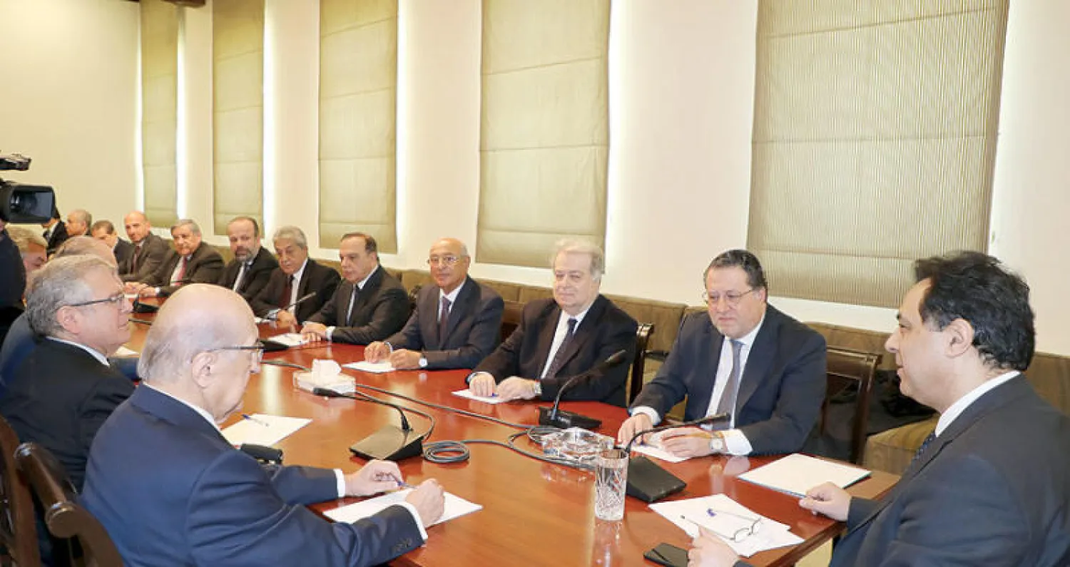 رئيس الحكومة مجتمعاً مع وفد الهيئات الاقتصادية أمس (دالاتي ونهرا)