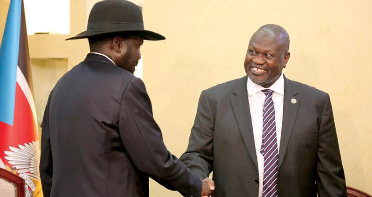 سلفا كير ومشار خلال لقاء في جوبا الشهر الماضي (رويترز)