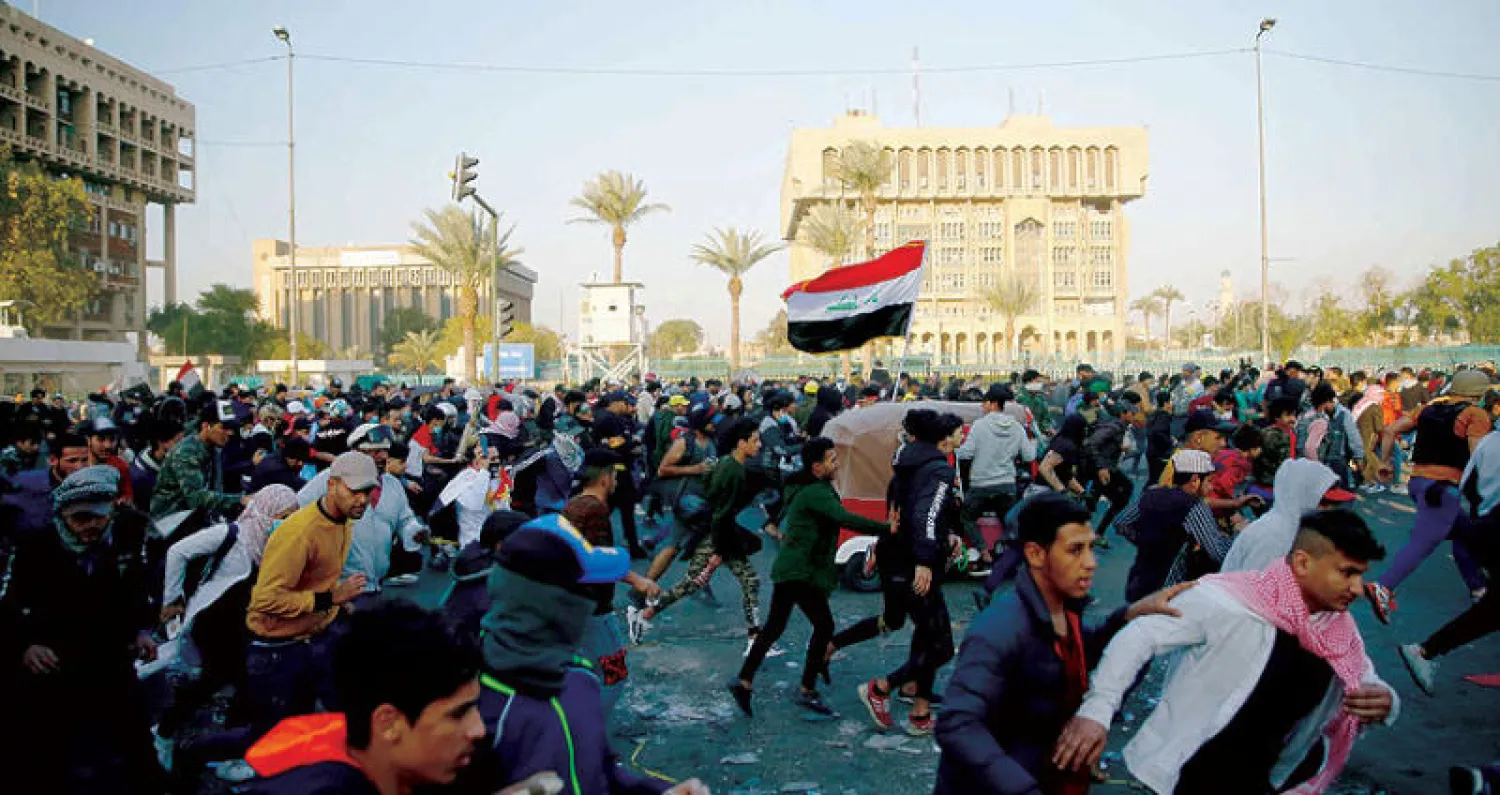 متظاهرون خلال مواجهات مع قوات الأمن في بغداد أمس (رويترز)