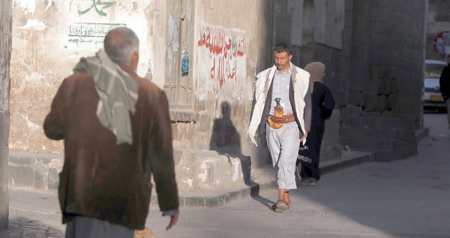 يمنيان في أحد شوارع صنعاء (إ.ب.أ)