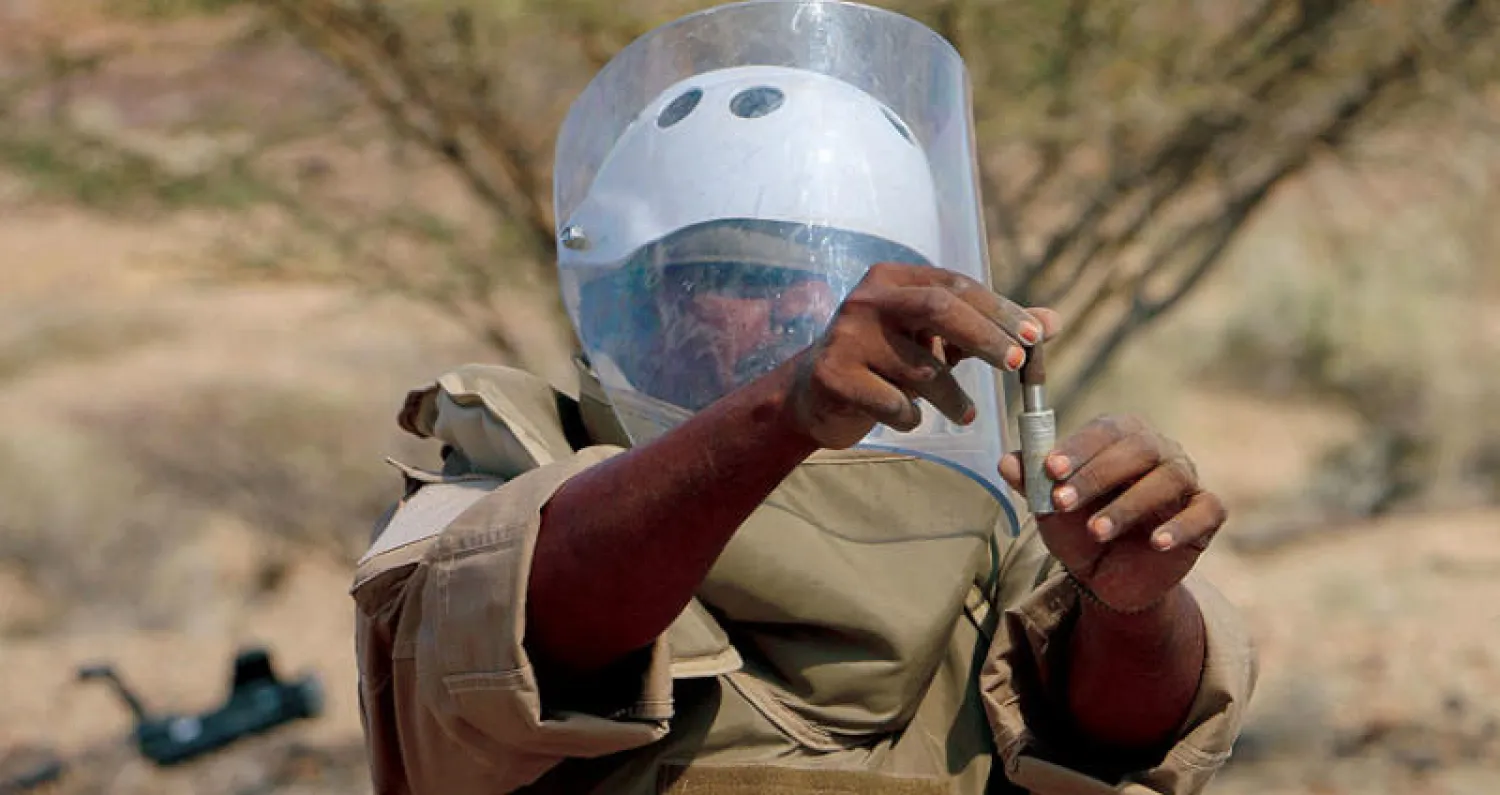 أحد نازعي الألغام التابعين للبرنامج السعودي لنزع الألغام (مسام)