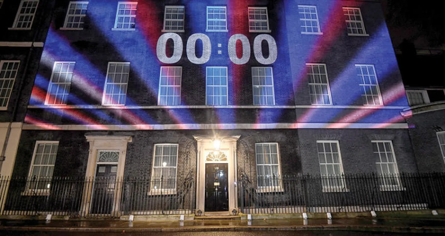 ساعة العد العكسي كما بدت على مقر رئاسة الوزراء في داونينغ ستريت أمس (رويترز)