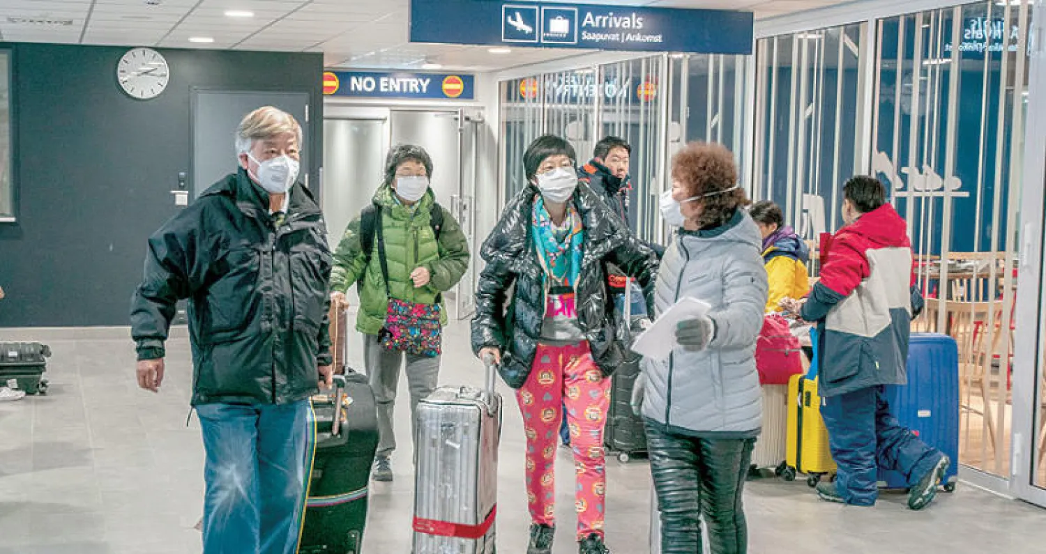 سياح صينيون يصلون إلى فنلندا أمس (إ.ب.أ)