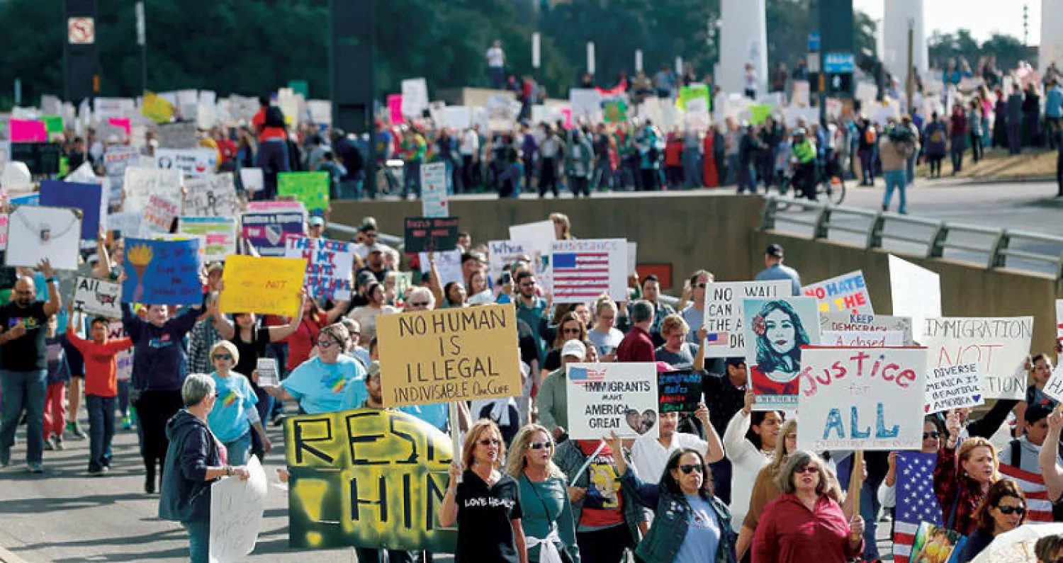 صورة أرشيفية لمظاهرة في دالاس بعد حكم قاضٍ فيدرالي يمنع تطبيق قرار رئاسي يطالب بعض الولايات بعدم قبول اللاجئين فيها (أ.ب)
