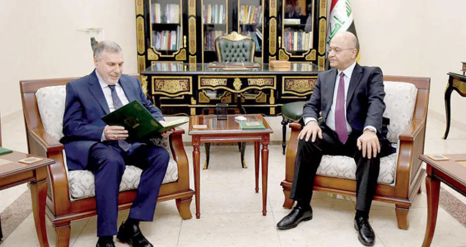الرئيس برهم صالح مستقبلاً رئيس الوزراء الجديد محمد علاوي (أ.ف.ب)