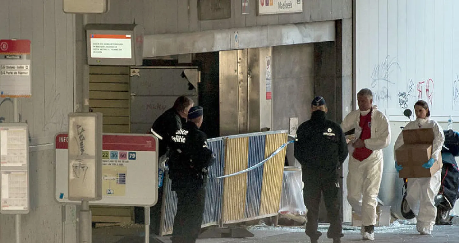 رجال شرطة أمام محطة مترو مومبيك في بروكسل التي شهدت انفجارات في 22 مارس 2016 (غيتي)