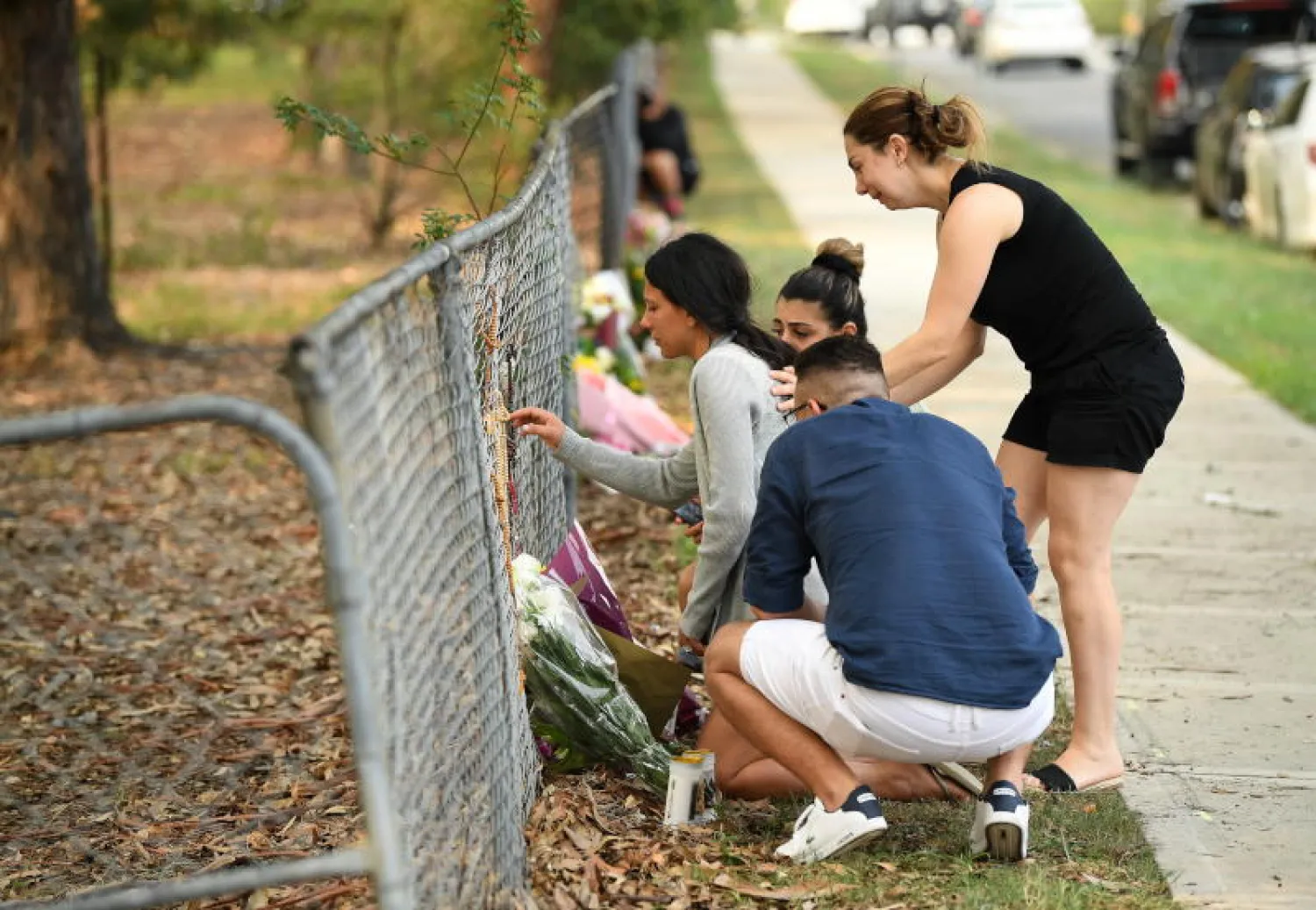 السيدة ليلى عبد الله في موقع الحادث بعد أن فقدت ثلاثة من أطفالها (أ.ف.ب)