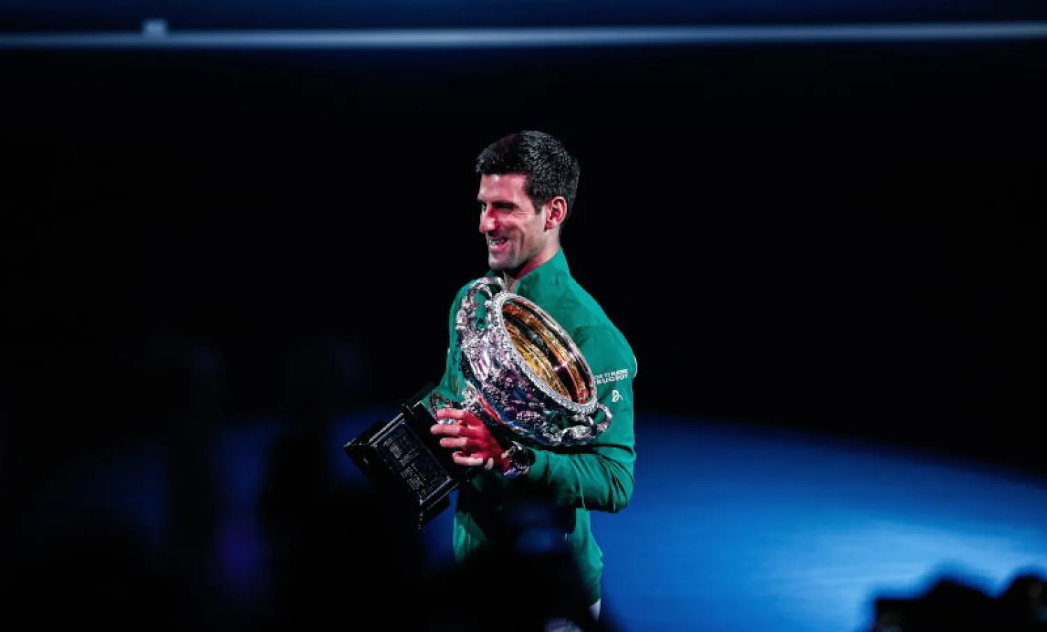 لاعب التنس الصربي نوفاك ديوكوفيتش حاملاً كأس البطولة (إ.ب.أ)