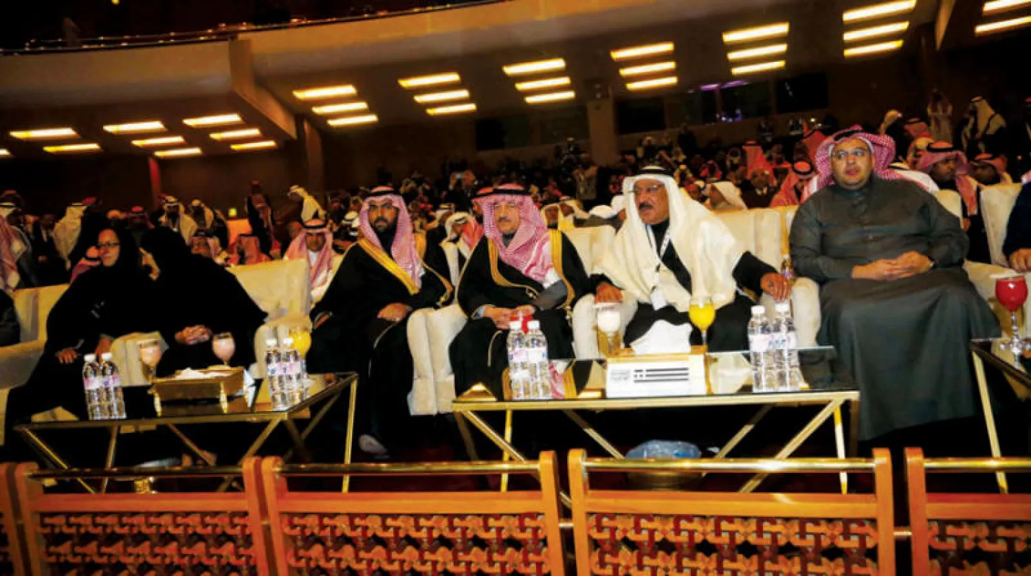 الأمير بدر بن عبد الله وزير الثقافة السعودي، وعبد العزيز السماعيل،  رئيس المسرح الوطني خلال تدشين مبادرة المسرحِ الوطني بالرياض (تصوير سعد الدوسري)