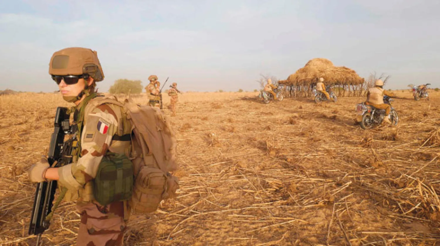 جندي من الجيش الفرنسي يقوم بدورية في منطقة ريفية أثناء عملية «برخان» في شمال بوركينا فاسو العام الماضي (أ.ف.ب)