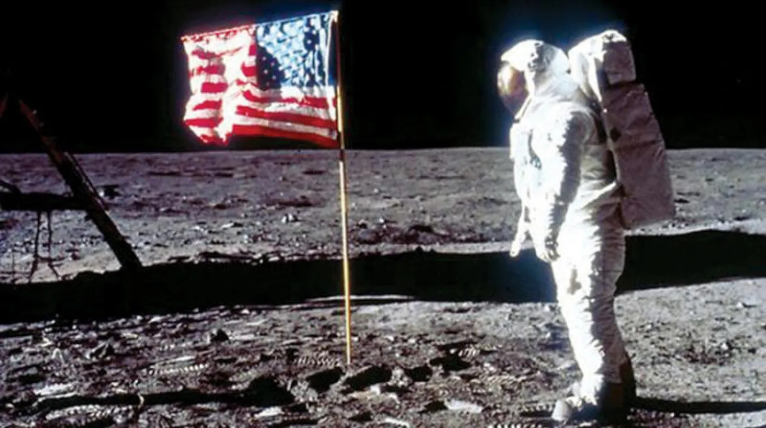 الهبوط على سطح القمر