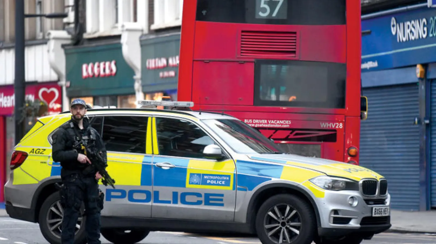 شرطي بريطاني مسلح في موقع حادث الطعن بحي ستريتهام جنوب لندن أمس (إ.ب.أ)