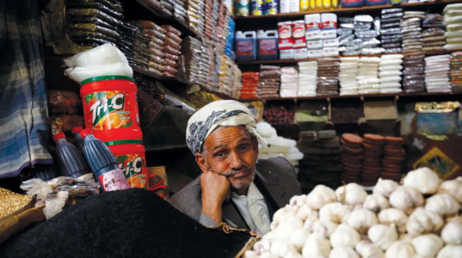 بائع ينتظر الزبائن بمتجر في المدينة القديمة بصنعاء (إ.ب.أ)