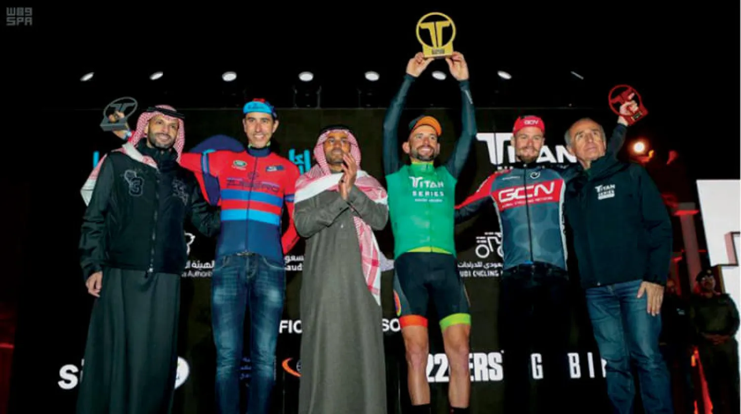 الأمير فيصل بن فهد بن مقرن يتوسط الفائزين (الشرق الأوسط)