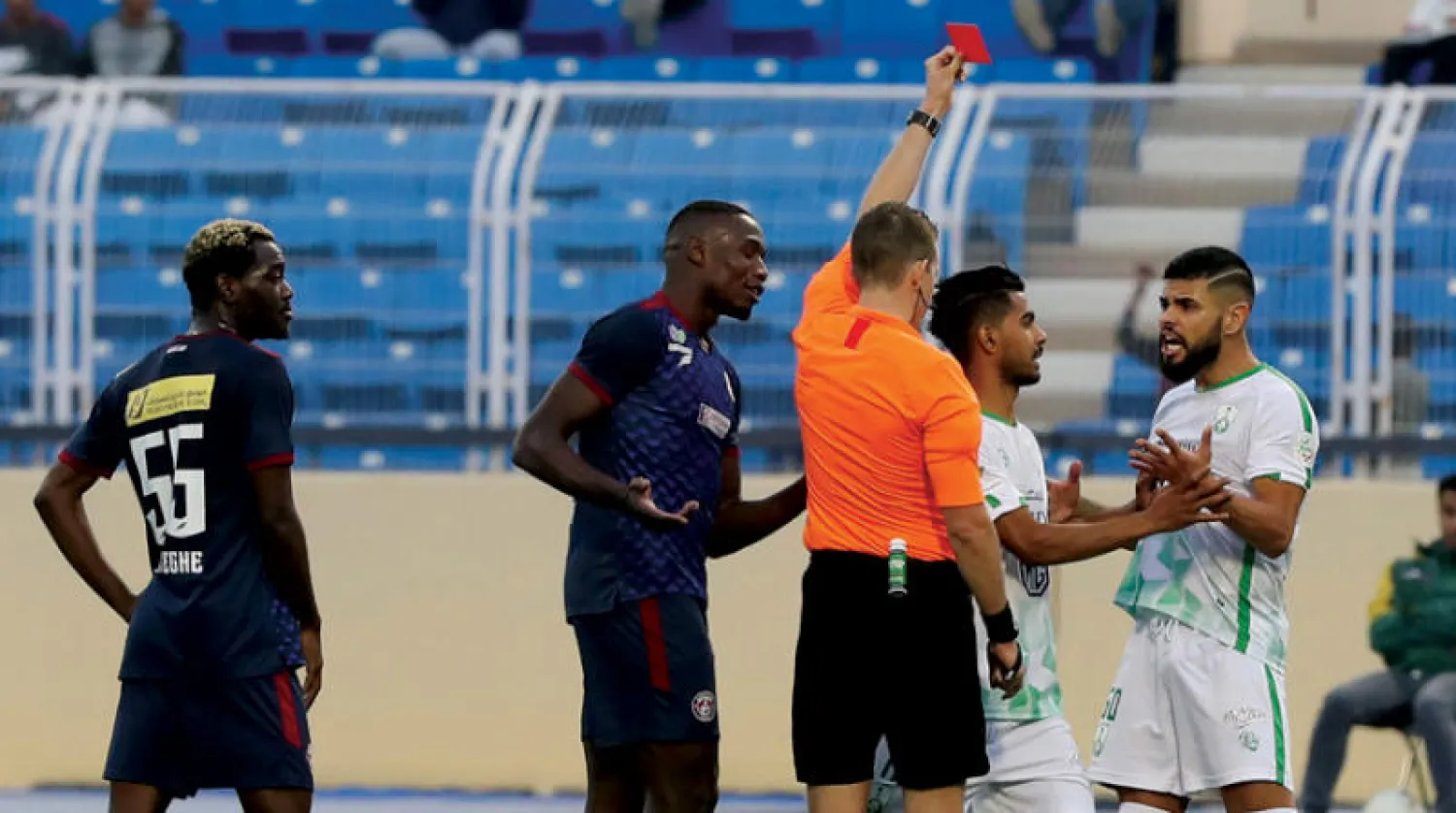 الحكم يشهر البطاقة الحمراء للوكاس ليما (تصوير: عيسى الدبيسي)