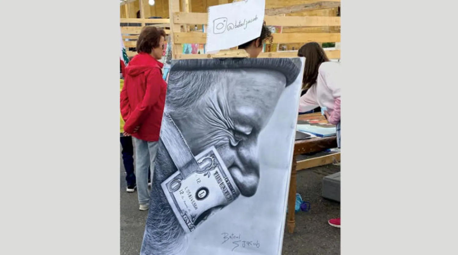 فنان لبناني يعرض لوحته وسط بيروت أمس (الشرق الأوسط)