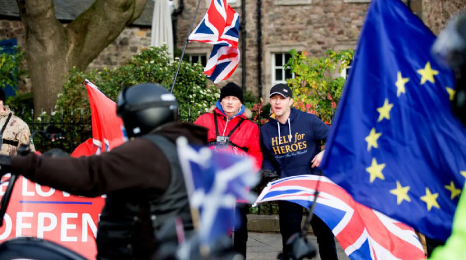 أنصار «بريكست» يتظاهرون خارج البرلمان الاسكوتلندي أول من أمس (إ.ب.أ)