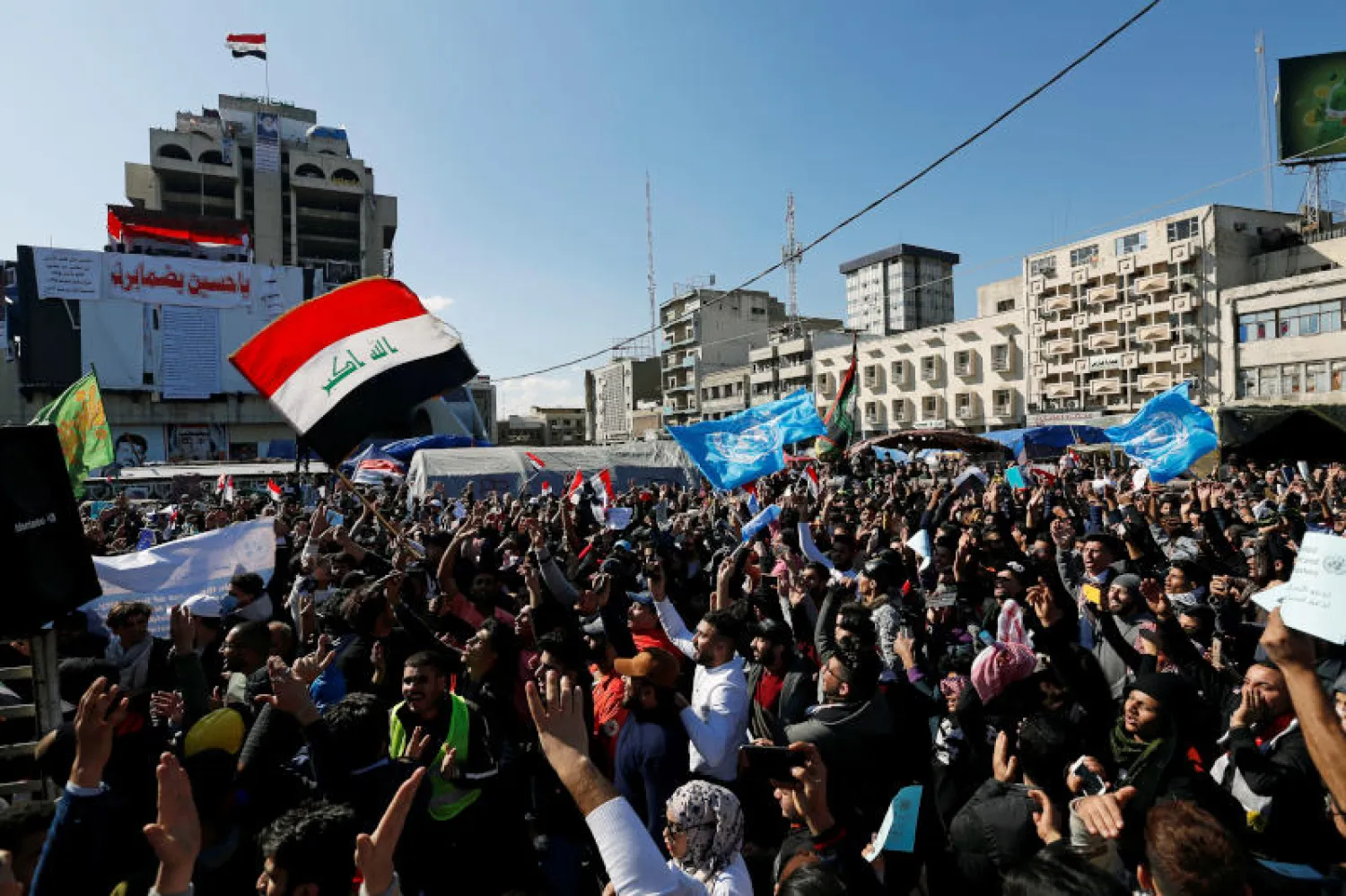محتجون عراقيون غالبيتهم من طلاب الجامعات يعبرون عن رفضهم لرئيس وزراء العراق المعين حديثًا (رويترز)