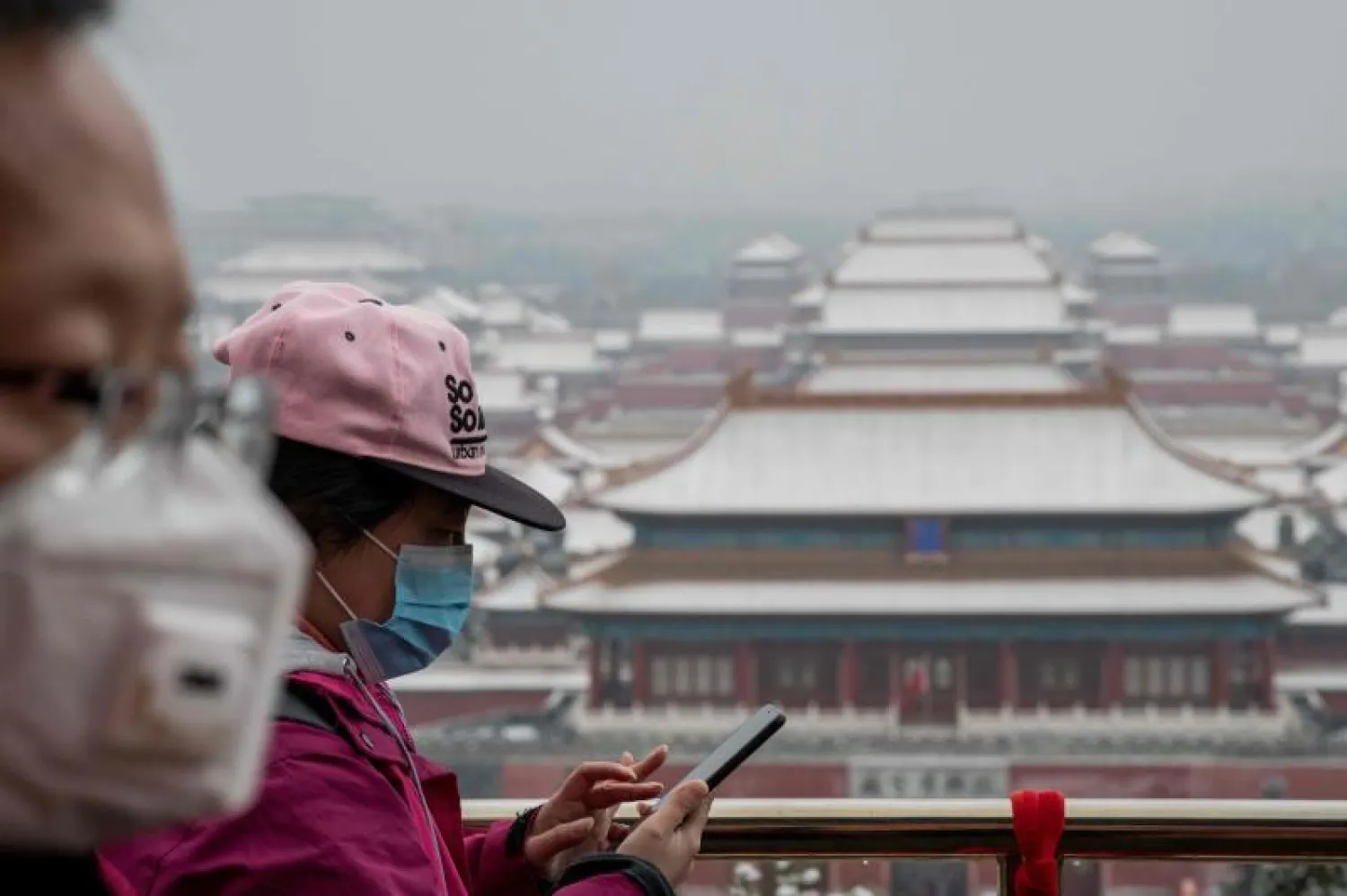 صينيون يرتدون الأقنعة الواقية في بكين (أ.ف.ب)