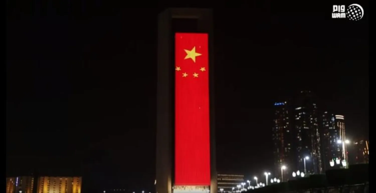 لقطة من مقطع الفيديو الذي نشرته «وام» لإضاءة المعالم الإماراتية بألوان العلم الصيني